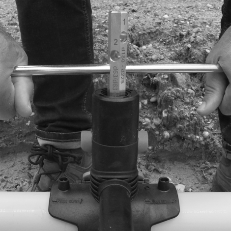 Operating key for tapping tees